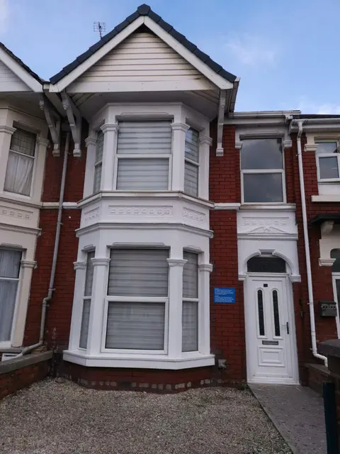Amber Apartments, FREE PARKING, 3 bedrooms, sleeps 5, 1 en-suite plus 1 bath/shower room