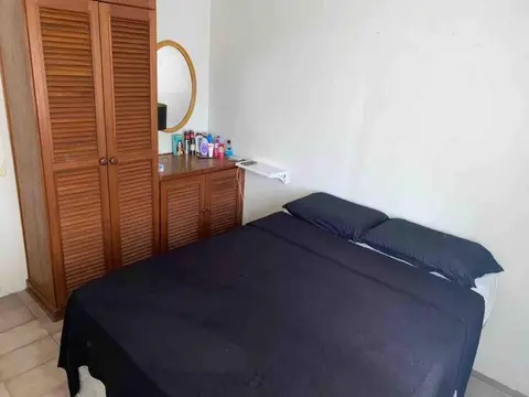 Apartamento à três quarteirões da praia com 2 dorm