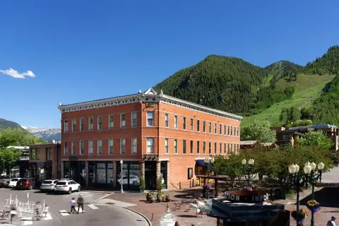 Independence Square Unit 313, Downtown Hotel Room in Aspen with Rooftop Hot Tub