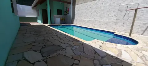 Casa com piscina á cinco minutos da praia com vaga para 3 carros