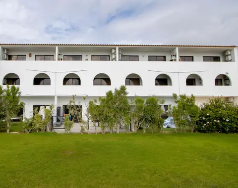 3 Minutes TO THE BEACH, 2 BEDROOM AMAZING APT WITH BALCONY, BBQ GRILL AND POOL