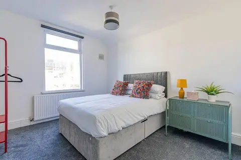 New Stylish 5BD, 5min from town