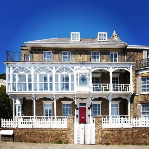 Flat 4 Marine Parade House, 1 East Cliff- Next to Dover Port, White Cliffs, Beach, Castle