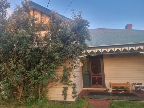 Oakleigh home with Two bedrooms and shared bathroom for guests
