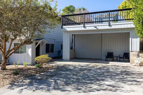 Walk to beach! Cozy One-Bedroom Coastal Retreat