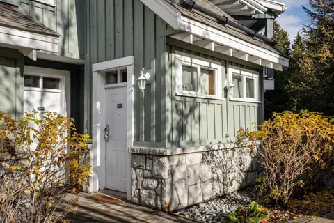 2BR in Granite Court, Village Location, King Bed, Private Balcony, Parking, Fireplace