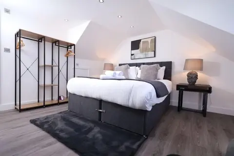 Modern 4-Bed Watford Flat - 20-min to London