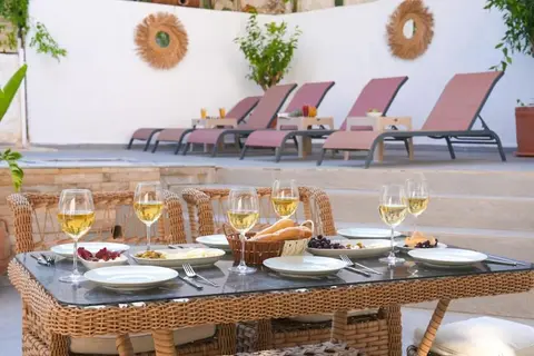 Charming 3bed villa w/ pool, very close to centre