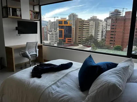 Estudio luminoso con balcón
