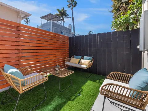 Beach Bungalow Perfection - Private Patios, BBQ walk2beach & Pet Friendly!