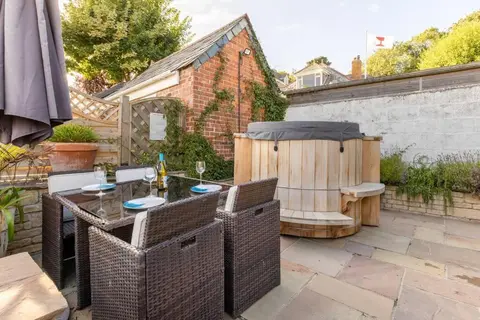 Duke House - Top Floor Apartment - 1 bedroom apartment with Hot Tub