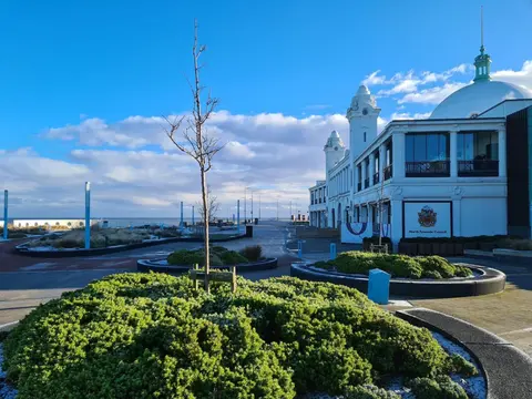 Spanish City View 2, Luxury Sea Front Apartment Free Onsite Parking