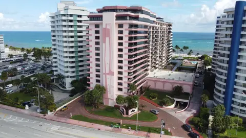 Two Bedroom on the Beach with balcony and Oceanview