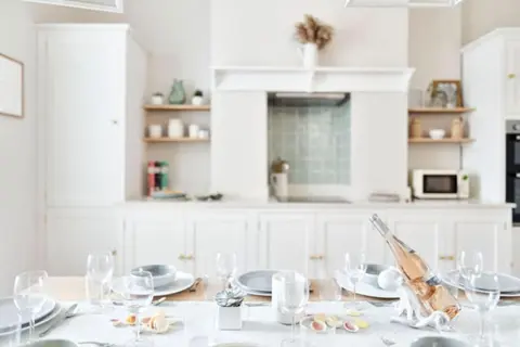 Cute Beach House - 4 mins walk