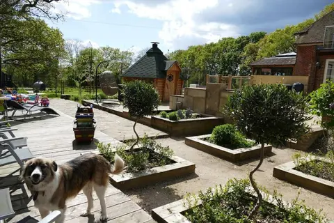 The Stables - 2 bed with large garden and hot tub.