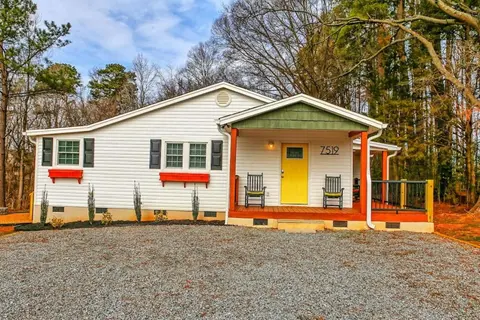 Three Bedroom Outdoorsy Escape in Huntersville