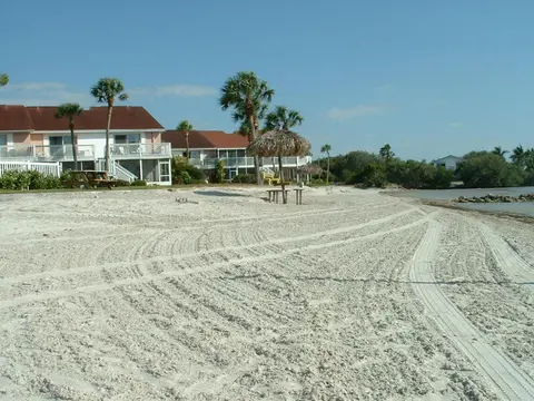 Affordable Two Bedroom Tropical Condo - Private Beach, Pools, Hot Tub