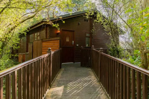 Dunnock Lodge with Hot-tub