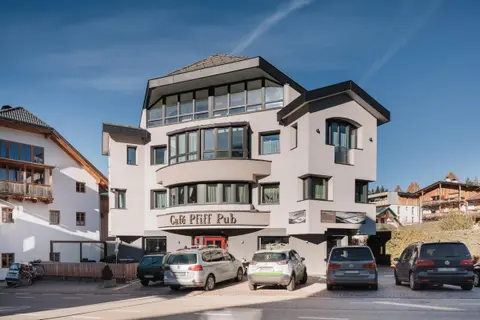 Alpenvilla Large Family Apartment - by Familiaris- Pools 500 meters