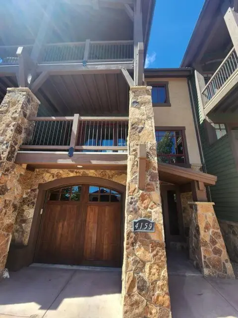 Great spot and private hot tub, walk to lifts.
