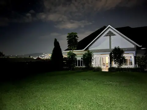 House - Sleeps 8 - Parking - Garden