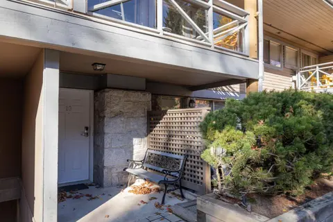 2BR in Valhalla, Whistler Village, Complex Hot Tub, Gas Fireplace, Parking, Gondola Shuttle