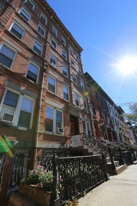 Minutes to NYC Sleeps 5