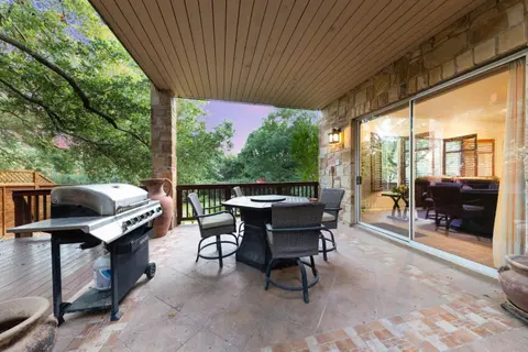 Luxury 5-bedroom house, Green belt, Majestic Oak Trees, Hot Outdoor 8 Person Spa.