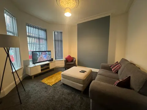 Stunning and Massive 4 bedroom 8 person 2 bathroom house!