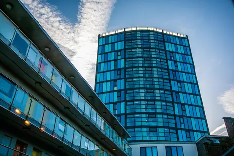 Stylish 2 Bed Apt 104 - City Centre, FREE Parking, Coffee Machine & Netflix - Hosted by Stay Host Save