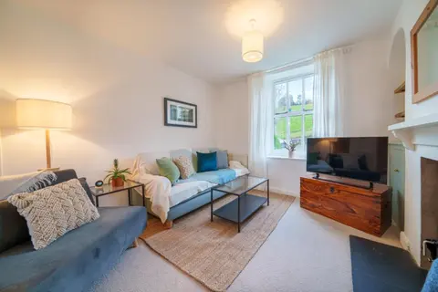 Meadow View - Cosy townhouse with patio garden & parking