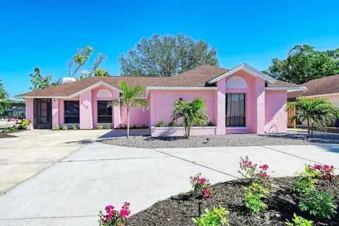 Tropical pool home w/ outdoor TV & living space!