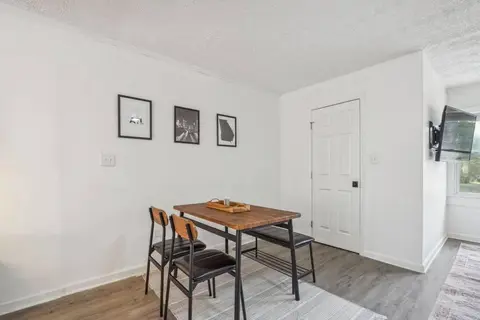 Cozy Kennesaw Apartment Close to KSU with EV Plug In