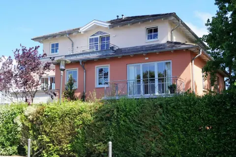 Großzügige Whg. mit verglaster Veranda, geschützter Terrasse