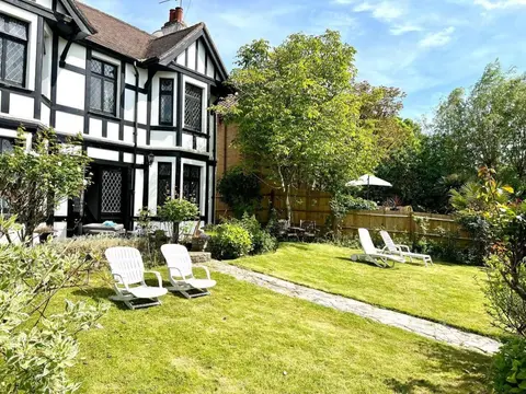 Sleeps 8 Thamefront Gem w PetsOK Free Parking