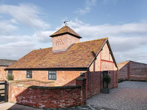 Pigeon House - Unique Barn with private garden, hot tub and wood burner