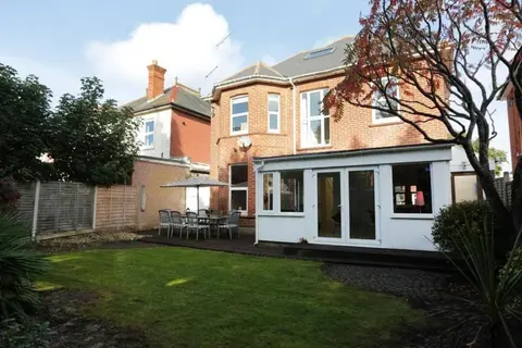 PEMBROKE by BOURNECOAST - A Large Six Bedroom Holiday Home Near the Sandy Beaches and Shops - HB8380