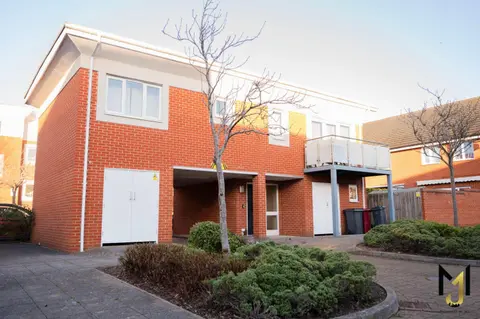 'Nomadic Nest' 2-Bed Executive Coach House + Free Parking!