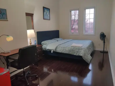 Super Huge Comfortable King Bedroom near Toronto Pearson Airport