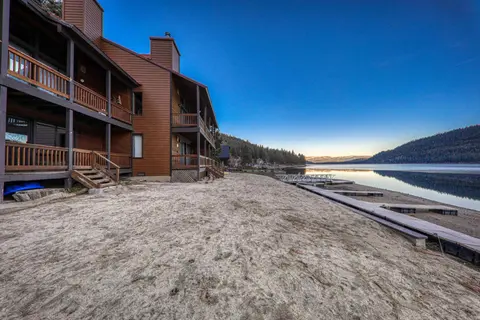 Charming Studio Deluxe w/Full Kitchen #115 at Donner Lake Village