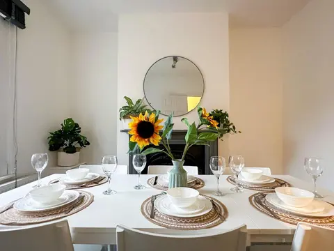 Stylish & Spacious City Centre 3-Bedroom Townhouse - Sleeps 6