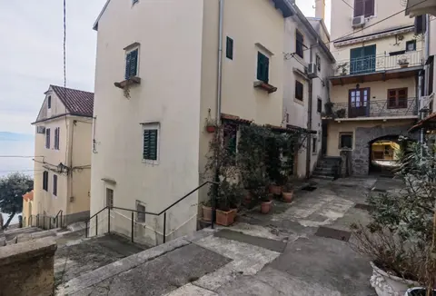 Apartment Zlatko , ten steps to the sea