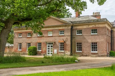 The East Wing BB