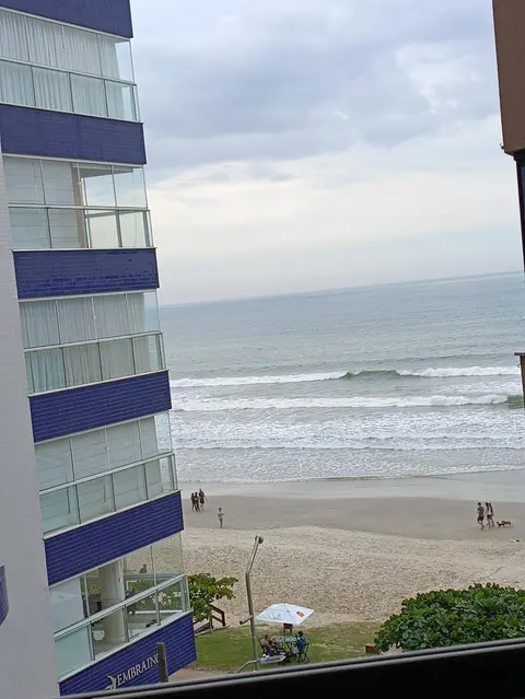 Vista mar com ótima localização na meia praia