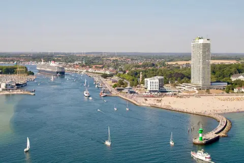 Traveblick Ecksuite Queen-Mary Travemünde 30 Etage mit Meerblick am Strand gelegen