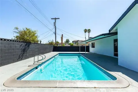 Close To Strip, King Beds, Pool, BBQ, Modern