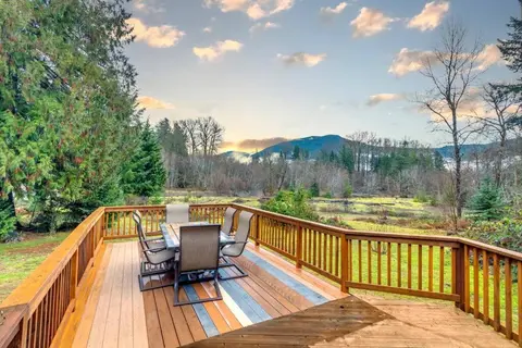 Waterfront Cabin at White Pass, Mt. Rainier