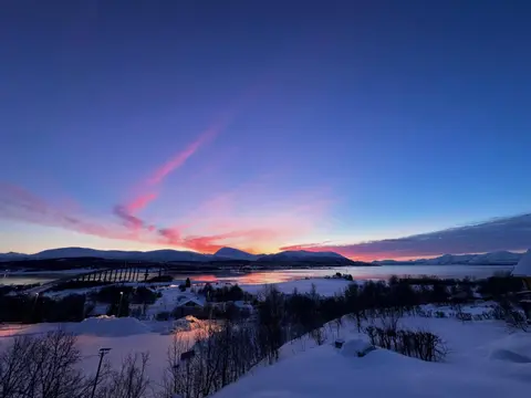 Leilighet med 1 soverom i Tromsø/Kvaløysletta med flott beliggenhet og god utsikt. Kort vei til flyplass.