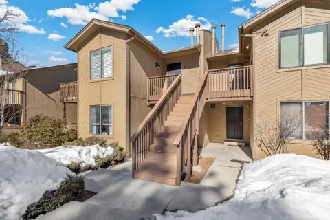 Cozy Retreat in the Pines Mins to Downtown