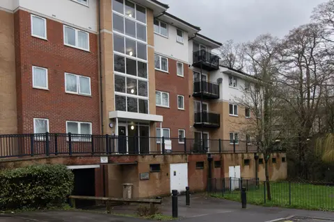 Open Mind Property - Luxury Apartment Near Hospital & Underground Free Parking for 2 Vehicles
